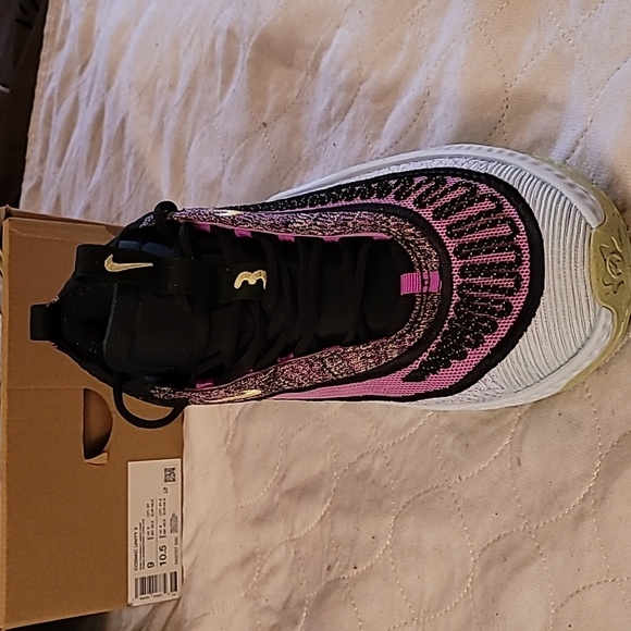 Nike Cosmic sneakers (adult) NEW Men Size 9 , Women size 10.5 US - Picture 2 of 14